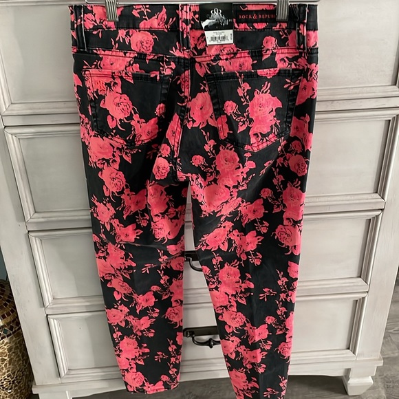 NWT  Rock & Republic Hamburg Rose Print Jeans Size 4 - Picture 3 of 7